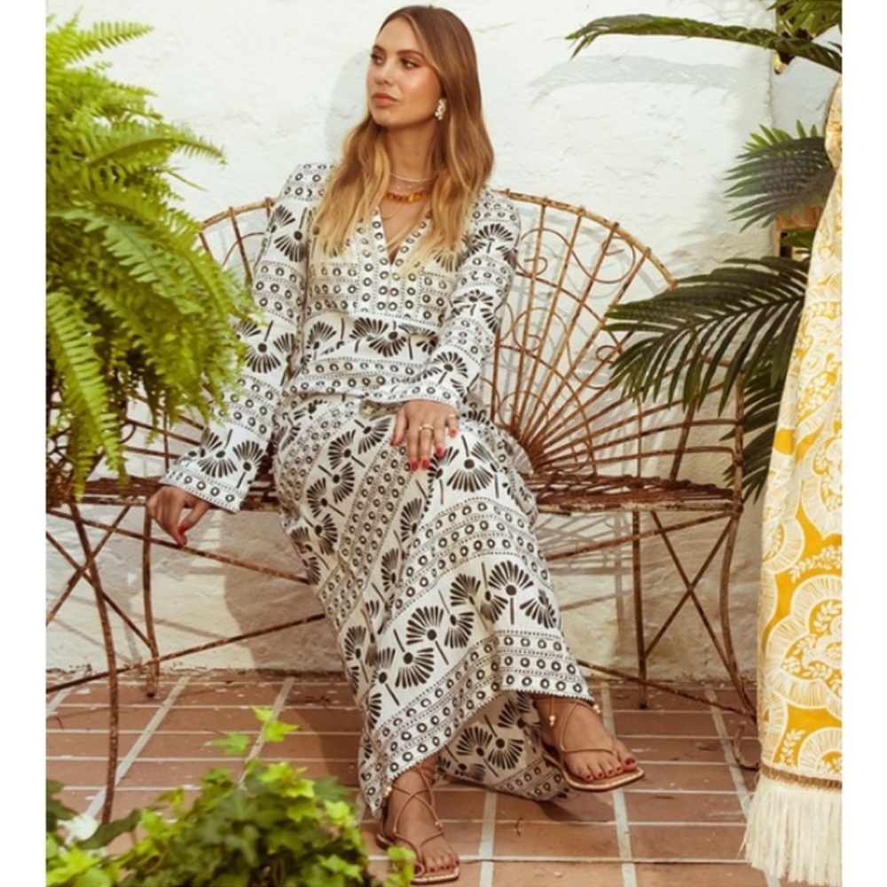 NWT Antonio Melani
× The Nat Note Palmer Palm Print
V-Neck Linen Maxi Dress